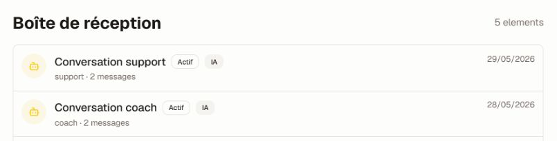Utilise le badge IA et les métadonnées de la conversation pour choisir le bon historique sans exposer le contenu de messages personnels. La boîte de réception unifiée avec deux conversations génériques d’IA, des badges d’état, le nombre de messages et les dates de dernière activité.