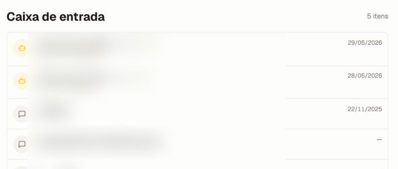 A Caixa de entrada atual da comunidade com a estrutura da lista de conversas; títulos e prévias das conversas estão propositalmente desfocados para preservar a privacidade.